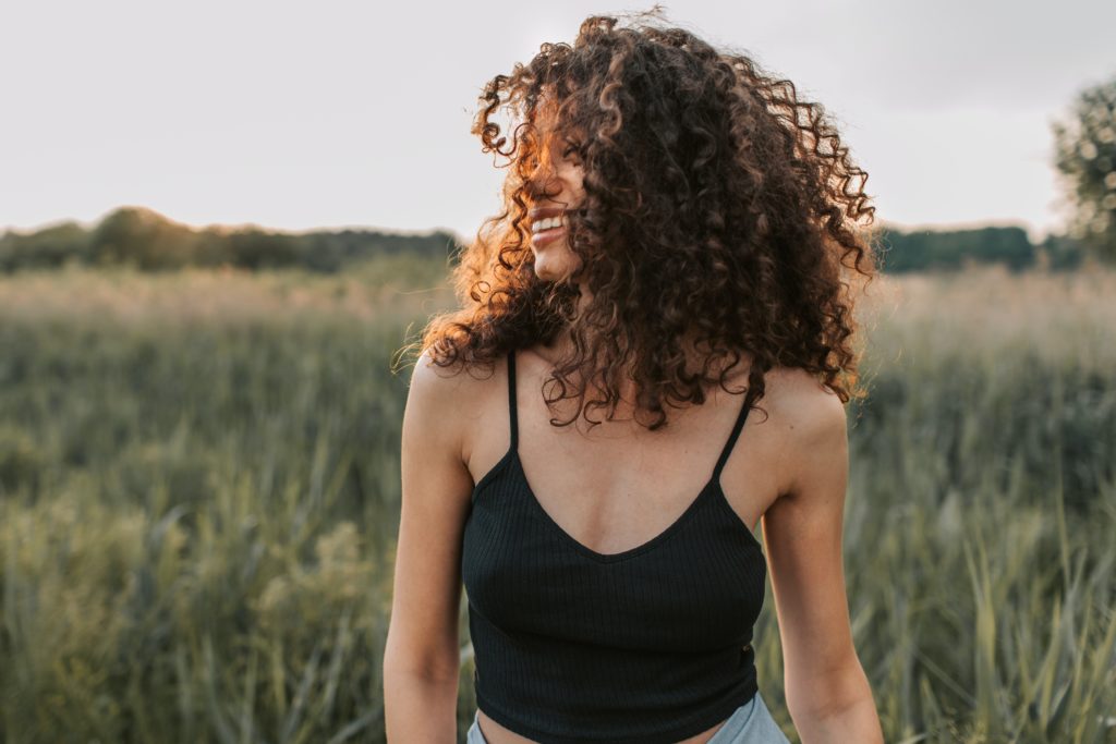 coiffeur cheveux bouclés