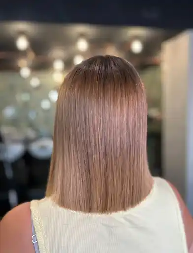 Lissage longue durée réalisé chez le coiffeur Henri Michel à Rennes – cheveux lisses et brillants